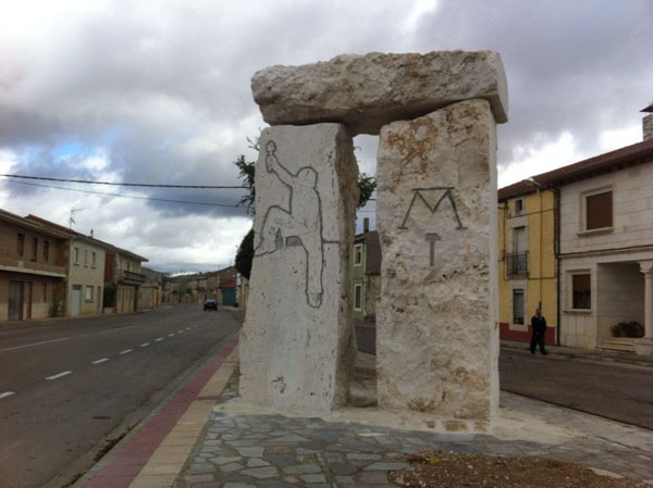 dolmen colocado y tallado