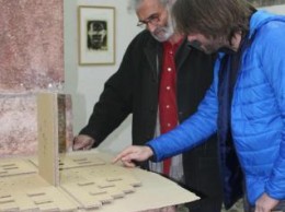 Fernando Albao y Abel Alonso con la maqueta del monolito. Foto: lne.es