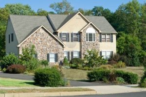 11379615-moderno-de-piedra-ante-la-casa-unifamiliar-en-los-suburbios-de-philadelphia-pa