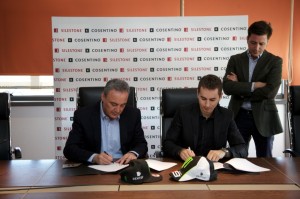 Firma-acuerdo_Francisco-Martinez-Cosentino-y-Jorge-Lorenzo-1024x682