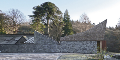 Grizedale Education Centre, en Cumbria, Inglaterra para el que se utilizaron grandes lajas como cerramiento de fachada-
