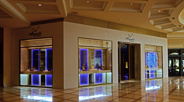 Tienda para  la marca de relojes Montres Breguet en el Hotel Bellagio (Las Vegas, Nevada) Uso de Indiana Limestone en la fachada exterior. 