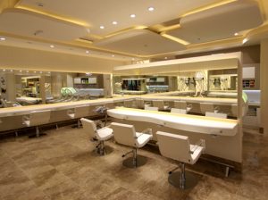 Detalles del laboratorio y la zona de tocadores del Salón Madrigal de Pozuelo, proyectados y ejecutados en DuPont™ Corian®. Fotos: Peluquerías Madrigal. Todos los derechos reservados.