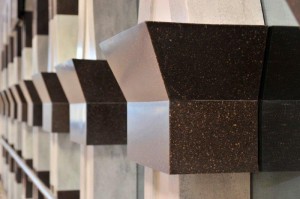 Detalle de los arcos hechos en DuPont™ Corian® (en colores Cocoa Brown y Arrowroot) que separan el espacio principal de rezo de la zona de rezo de las mujeres en el nivel de entresuelo. Arcos diseñados por Umar Faruque de Studio Architekton. Foto cortesía de CD (UK) Ltd, todos los derechos reservados. 