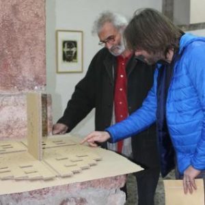 Fernando Albao y Abel Alonso con la maqueta del monolito. Foto: lne.es