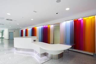 Recepción general del Hospital Vital Álvarez-Buylla de Mieres. Diseño, Estudio de Arquitectura Verónica Durán Sela. Foto Marcos Morilla para DuPont™ Corian®. Todos los derechos reservados.