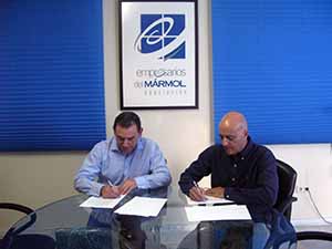 Antonio Martínez y Diego Martínez durante la firma del acuerdo.