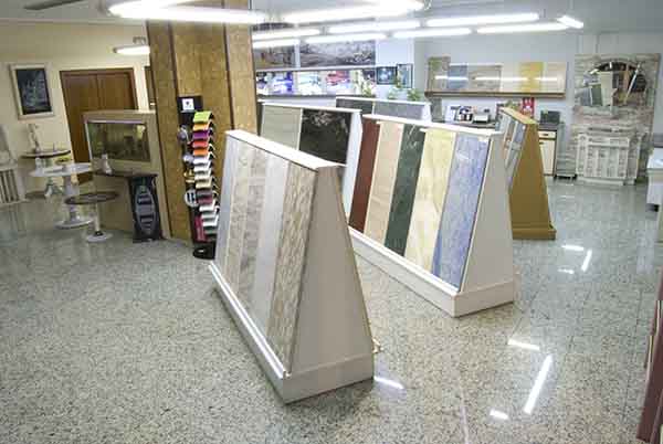 Interior de la tienda de Mármoles Garbel en el centro de Zaragoza.