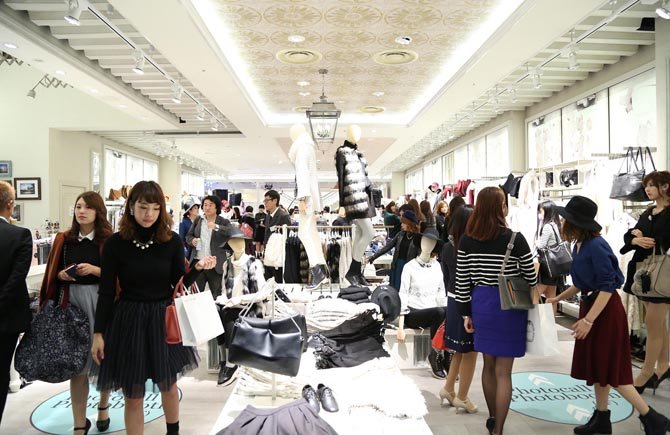 Stradivarius abre su mayor tienda en japón con escalera en mármol ... Escalera decoración Marmol