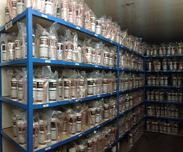 Almacén figrorífico donde se guarda el adhesivo Integra.