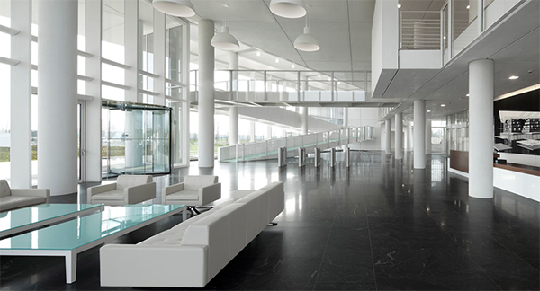 Laboratorio de GruppoI-talcementi con pavimento realizado por Raumizzi Marmi.