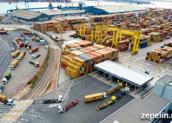 Terminal-de-contenedores-en-el-puerto-de-Valencia