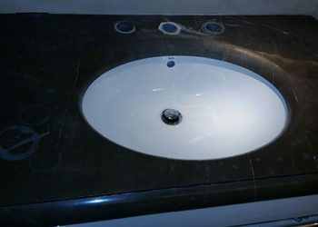 encimera de baño con manchas
