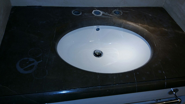 encimera de baño con manchas