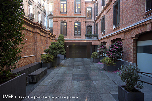 Patio de piedra Luis Vallejo