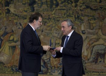 Paco-Cosentino-recibiendo-la-Medalla_Trabajo-1