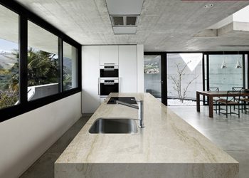 Cocina con encimera Perla Venata de Naturamia
