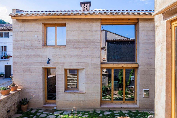 Casa fachada arenisca vernacular-terra-awards-frontal