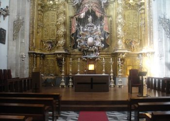 altar_y_presbiterio_de_la_capilla_catedral_de_segovia