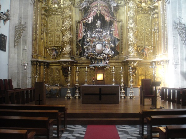 altar_y_presbiterio_de_la_capilla_catedral_de_segovia