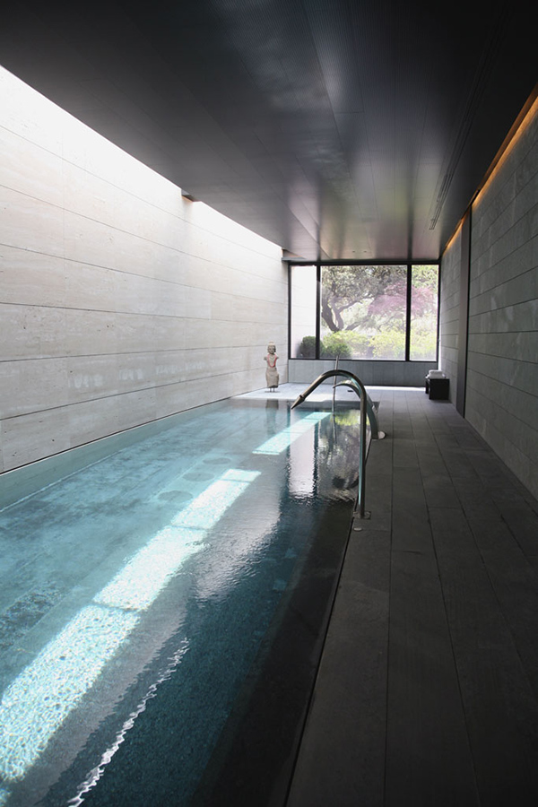 Piscina interior de granito