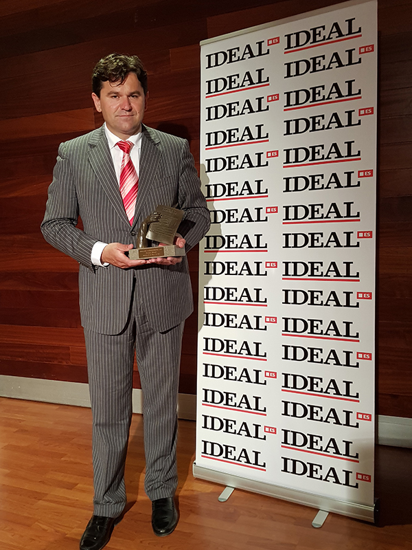 Antonio Sánchez sostiene el Premio Ideal