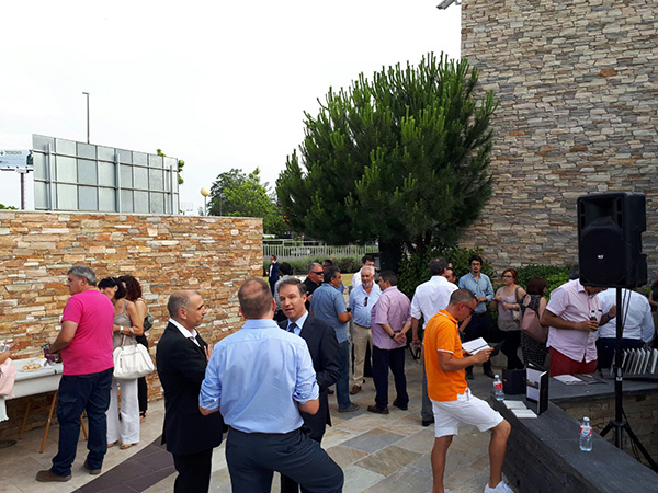 Algunos de los asistentes durante el c+¦ctel