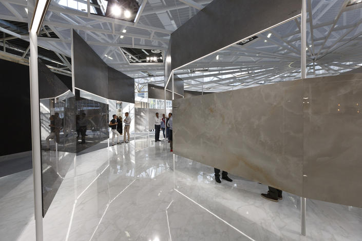 Marmomac versus Cersaie: expositores, visitantes y precios Las dos ferias de referencia en su sector comienzan a compartir cada vez más expositores. La eclosión de los fabricantes de porcelánicos en el canal de cocinas y por ende en el de los marmolistas ha supuesto un reto para muchos fabricantes que tienen que plantearse elegir entre uno de los dos eventos o directamente tener presencia en los dos. Te contamos las cosas que tienen en común ambos certámenes y las que no. La feria del mármol, la tecnología y el diseño – Marmomac- es la histórica cita italiana del sector de la piedra natural y todos sus tentáculos empresariales. Cumplidos los cincuenta y dos años de historia, arrancará el 27 de septiembre en Verona y durará cuatro días. El año pasado reunió a 67.186 visitantes de 146 nacionalidades lo que supuso aumentar la cifra de visitantes internacionales un 13,95%. Contó con 1.670 expositores –una 64,07% extranjeros) repartidos en 12 pabellones que ocupaban 80.439 metros cuadrados. El precio del stand, a través del Cluster del Piedra supone un desembolso de 400 euros en concepto de participación más 2.800 euros para el stand de 16 metros cuadrados que es el standard mínimo. En el caso de Cersaie, se celebra anualmente en Bolonia prácticamente coincidiendo con Marmomac: del 25 al 29 de septiembre. Es una feria más joven que Marmomac aunque también con la solera de llevar 35 ediciones. La principal representación española en esta feria es la de Tile of Spain que aglutinará 167 empresas españolas, la mayoría de Castellón en la edición de 2017. De hecho es la mayor delegación extranjera con presencia en Bolonia. De acuerdo con las cifras oficial publicadas por Cersarie, en 2016 recibió la visita de 106.599 profesionales y pagaron por exponer en el Centro de Exposiciones de Bolonia un total de 852 expositores en un espacio de 156.000 metros cuadrados. En cuanto a las tarifas, para un stand de 16 metros cuadrados el precio oficial de este año es 2.400 euros, ligeramente inferior al de Marmomac. Pese a ello, Levantina es la única empresa española de piedra natural que contará con un stand en esta edición de Cersaie. Grespania e Inalco, dedicadas a la comercialización de porcelánicos de gran formato para encimeras de cocina son firmas habituales en Cersaie pero que no estarán en Marmomac.