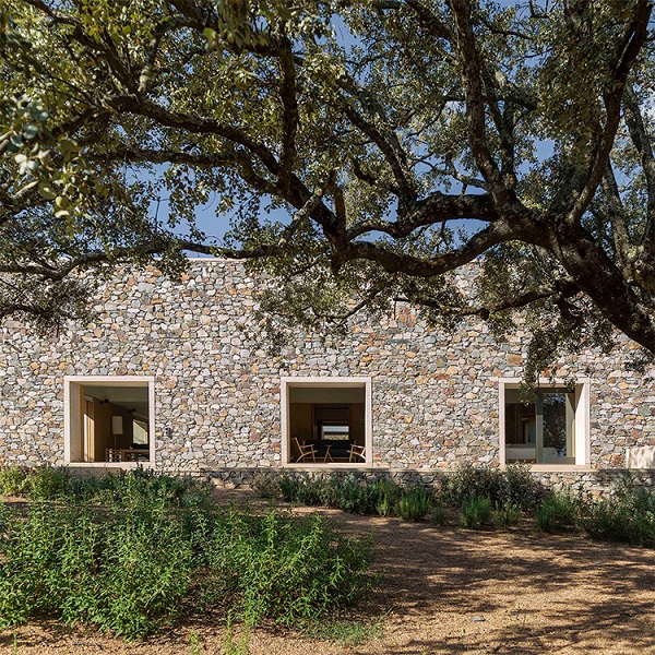 Tuñón Arquitectos proyecta una casa con fachada de piedra natural