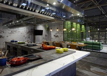 Pilsa Educa_Aula 2 y eventos_ Dekton Trilium encimera y soleria_Dekton Aura como barra añadida