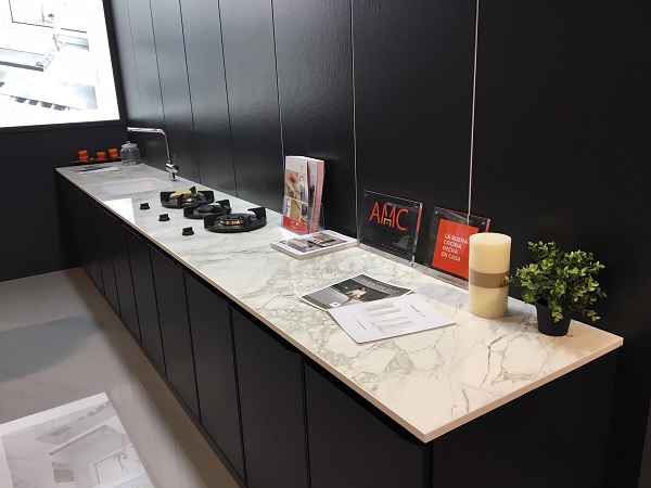 Dekton Stonika encimera & Slim en pared_Stand Cosentino en SICI 19