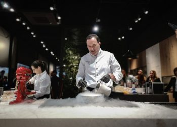 Inalco in Espacio Cocina SICI - Chef Miguel Marti with liquid nitrogen