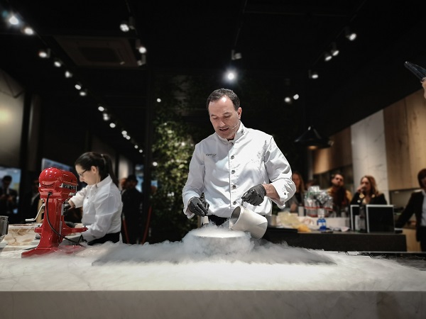 Inalco in Espacio Cocina SICI - Chef Miguel Marti with liquid nitrogen