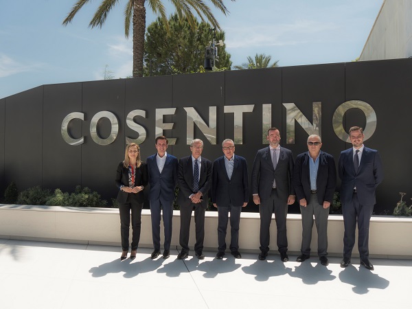 Rogelio Velasco visita la sede de Grupo Cosentino