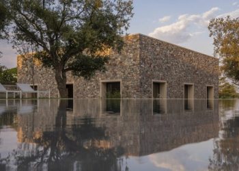 Emilio-Tunon-Casa-de-piedra-en-Caceres-FILEminimizer-770x513