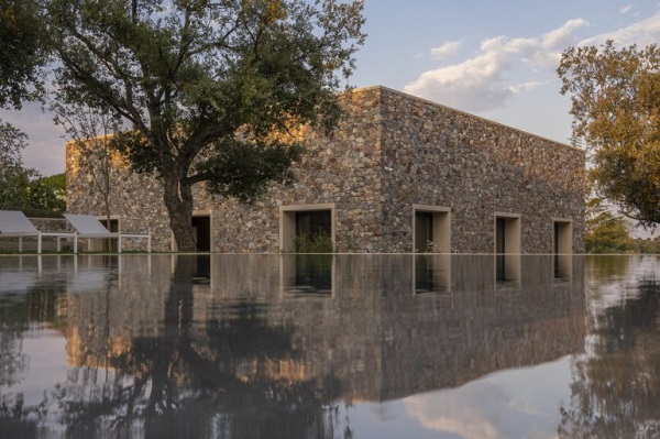 Emilio-Tunon-Casa-de-piedra-en-Caceres-FILEminimizer-770x513