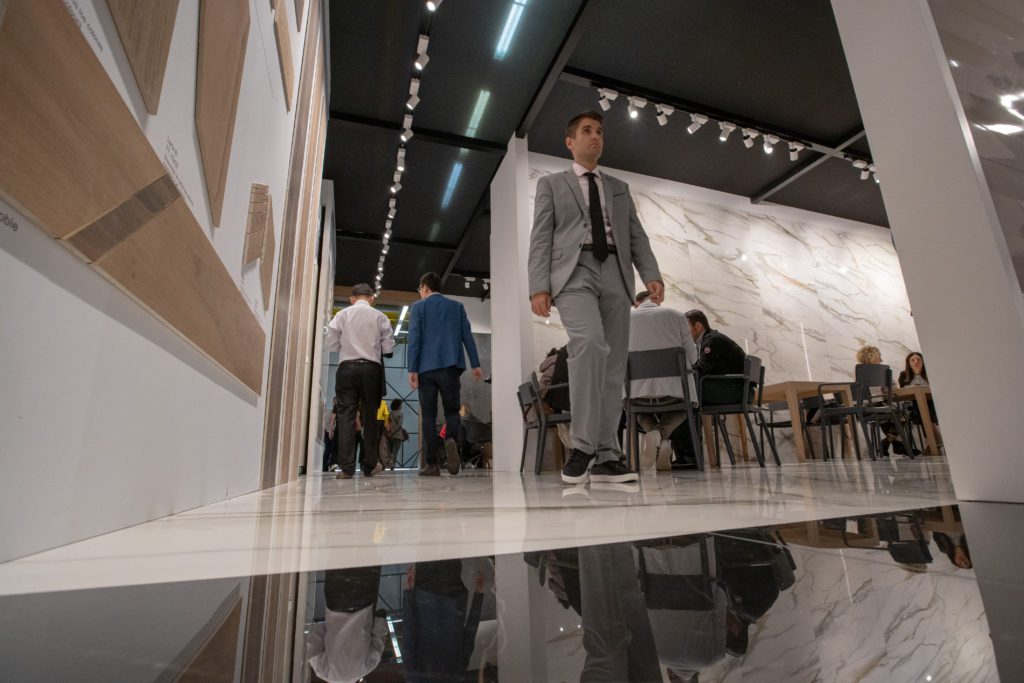 GRESPANIA-BOOTH-AT-CERSAIE-FULL-OF-PEOPLE-1024x683