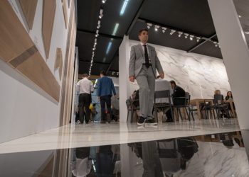 GRESPANIA-BOOTH-AT-CERSAIE-FULL-OF-PEOPLE-1024x683
