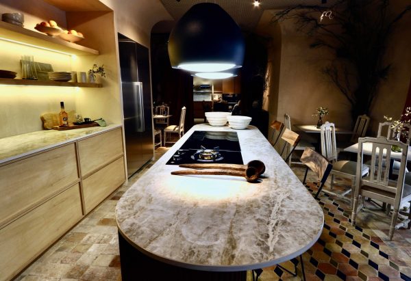 Encimeras-y-barras-Dekton-Taga-y-Mesas-Dekton-Strato_Tristán-Domecq_Casa-Decor-Madrid-2020-2-blog-1-scaled