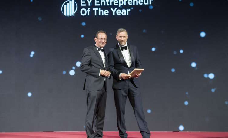1634620401.813-johannes-artmayr-gewinnt-innovationspreis-beim-wettbewerb-ey-entrepreneur-of-the-yeartm-2021