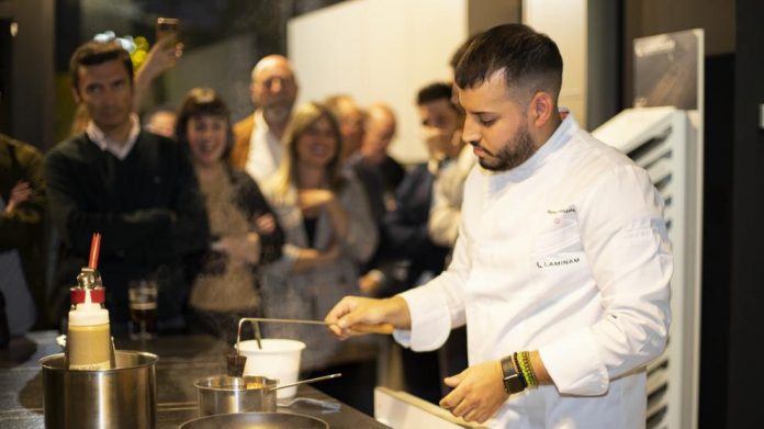 el-chef-ramses-gonzalez-cocinando-sobre-induction-stone-by-iberstone-en-el-evento-de-zaragoza