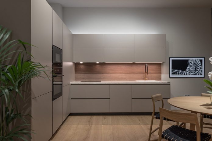 cocina-en-l-para-office-showroom-cocinas-santos-granada-1536x1024