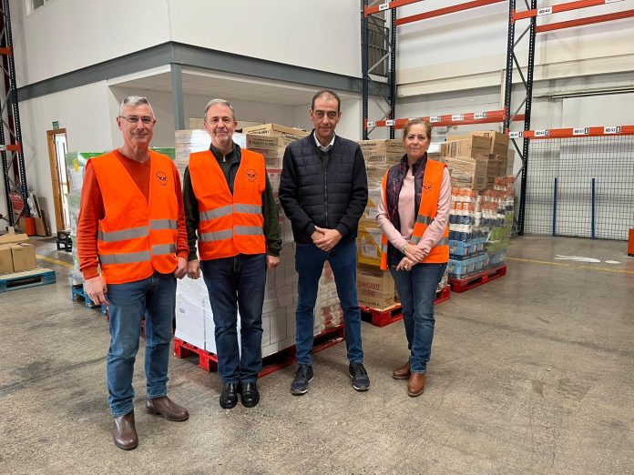 Jesús Posadas, presidente de AEMA en la entrega de los alimentos en el Banco de Alimentos Almería_03012024