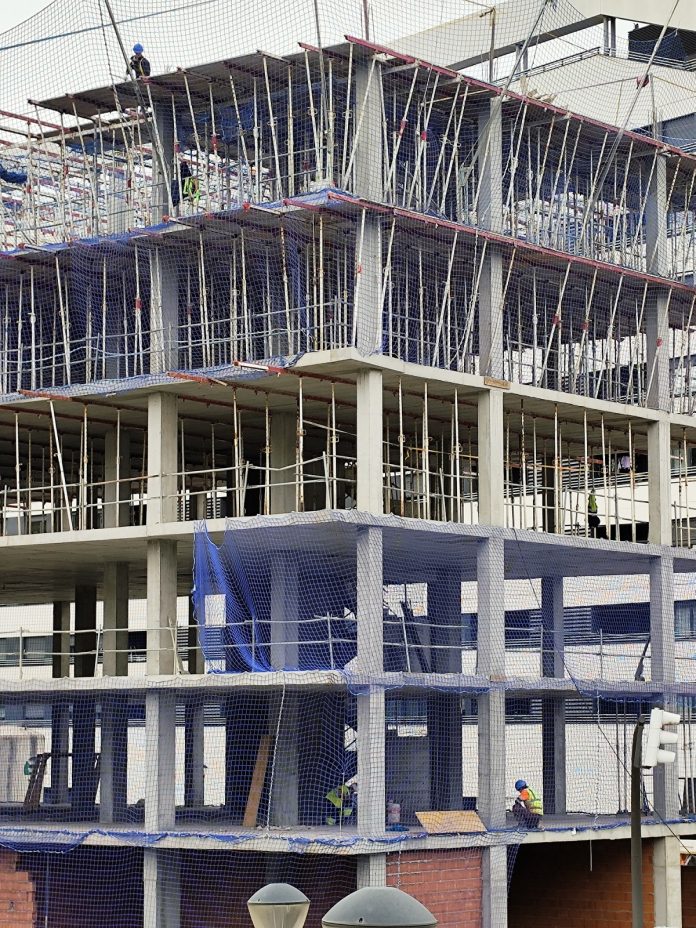 construccion-viviendas-promociones- obreros-obras-seguridad-trabajo-foto-focuspiedra
