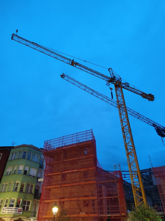 gruas-reformas-viviendas-obras- foto-focuspiedra