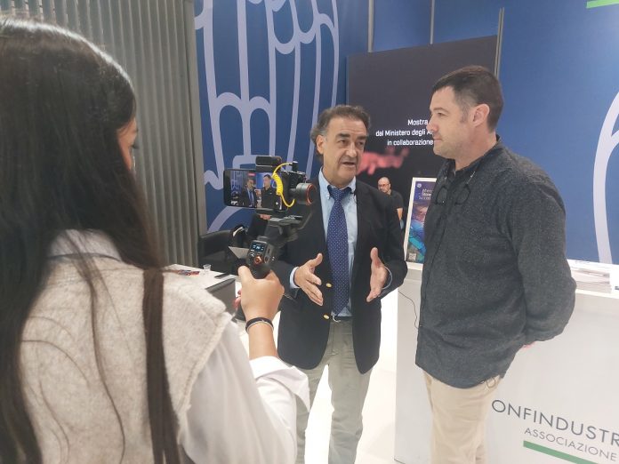 Alejandro Miras durante una entrevista en Marmomac