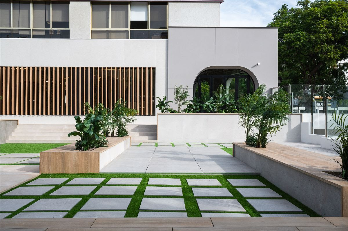 jardin-exteriores-showroom- porcelanosa-marbella- foto nota porcelanosa
