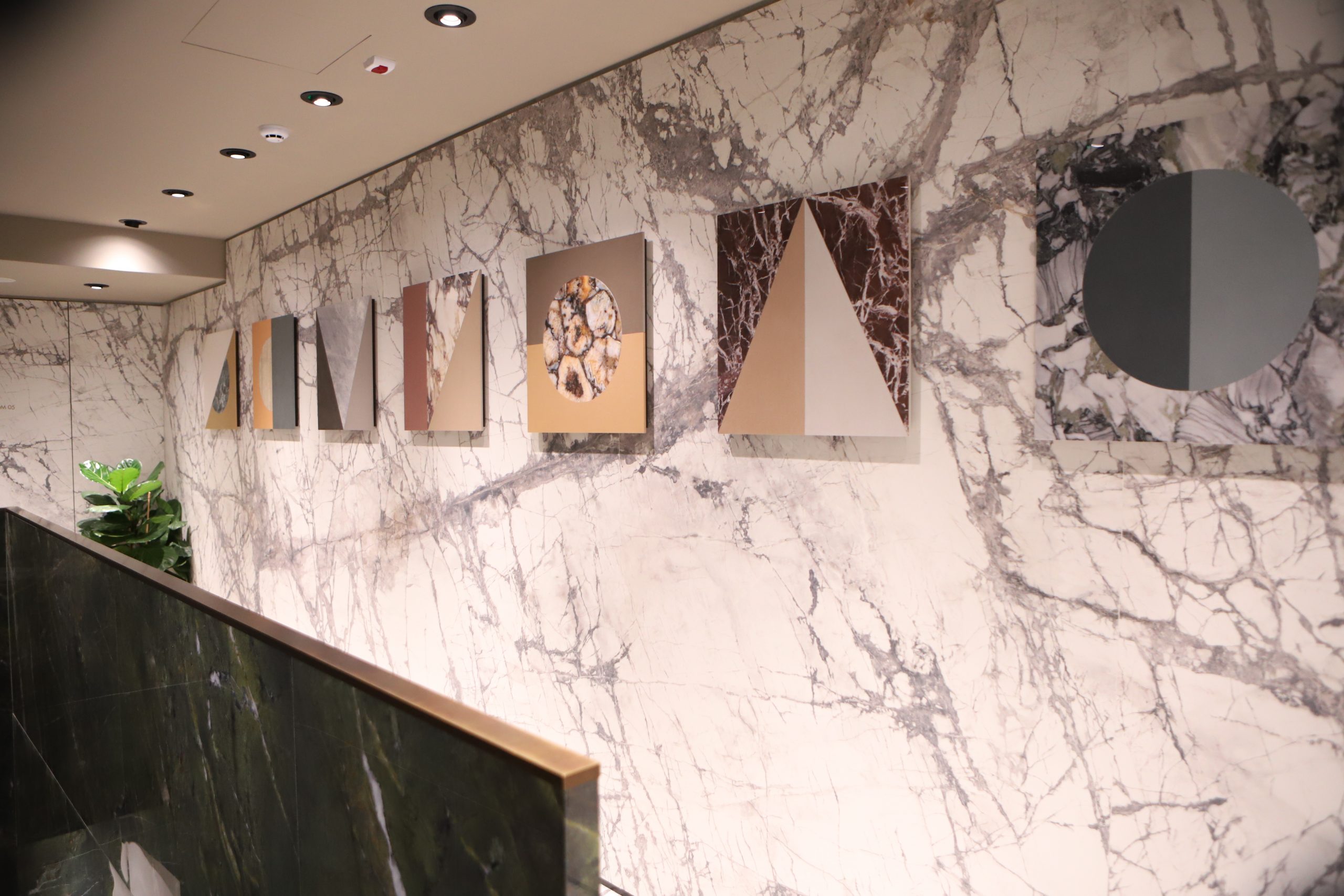 revestimiento-pared-showroom -iris milan IMG_2492 Foto Focuspiedra
