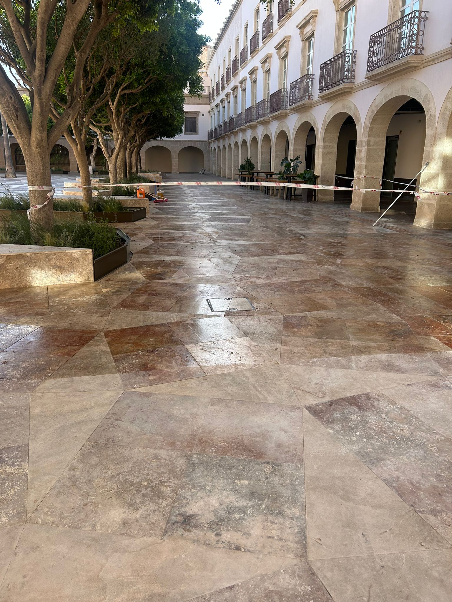 pavimento travertino-plaza constitucion almeria 2