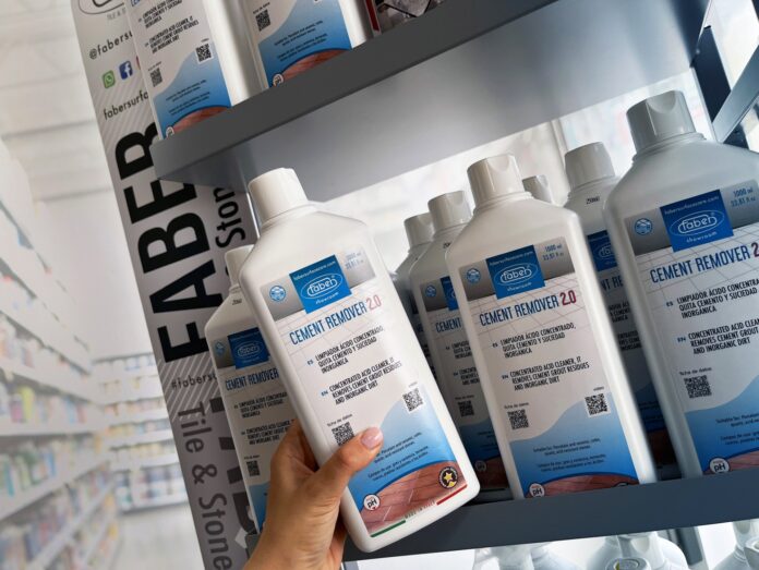 Faber Surface Care es una marca con gran prestigio en el sector del tratamiento, limpieza y protección de superficies a nivel global. Su reputación se basa en décadas de investigación, innovación y desarrollo de productos de vanguardia, diseñados para preservar la belleza y la funcionalidad de materiales como la cerámica, la piedra natural, el gres, el cuarzo y muchas otras superficies. En España, el alma de esta excelencia se llama FABER IBERIA SL. Como canal de distribución exclusivo para todos los productos de Faber Chimica en territorio español, FABER IBERIA SL asume una responsabilidad crucial. No se trata solo de logística y manipulación de mercancías; es un compromiso profundo y consciente con la construcción de la marca, la asistencia técnica, la formación y la adaptación de la oferta a las necesidades del mercado español. Esta exclusividad garantiza que cada producto Faber que llega a manos del consumidor en España sea el idóneo, de la más alta calidad y esté respaldado por la experiencia y el saber hacer que solo un distribuidor directo puede ofrecer. FABER IBERIA SL es el puente que conecta la innovación italiana de Faber con las necesidades, la cultura y los desafíos cotidianos de las superficies en España. Pero el compromiso de FABER IBERIA SL no se detiene en la venta. La empresa también ofrece un servicio completo de asistencia técnica, operando tanto directamente en las obras como en las líneas de producción. Además, gracias a una valiosa red de colaboración con empresas especializadas en la restauración de superficies duras, FABER IBERIA SL ofrece en todo el territorio español servicios profesionales de limpieza, tratamiento, pulido, restauración y aplicaciones antideslizantes en piedra natural y gres porcelánico, garantizando así soluciones globales para cualquier tipo de necesidad. MÁXIMA DIFUSIÓN Y EL VALOR DE LOS CONSEJOS DE LOS FABRICANTES DE CERÁMICA Una selección de fórmulas Faber estará disponible próximamente en 35 nuevos puntos de venta consistentes en grandes superficies comerciales repartidas en todo el territorio español. Esto significa que los clientes de FABER IBERIA SL y los consumidores finales en general tendrán acceso directo y sencillo a unos productos de la más alta calidad en lo que se refiere al cuidado de las superficies. Un aspecto significativo de esta colaboración es que facilita la disponibilidad de productos recomendados por las empresas fabricantes de superficies y cerámica en sus guías de mantenimiento. Muchos productores de azulejos y piedras naturales especifican el uso de detergentes y tratamientos específicos para garantizar la longevidad y la belleza de sus materiales. Hasta ahora, encontrar estos productos recomendados podía ser un desafío para el consumidor promedio. Gracias a FABER IBERIA SL y a su nuevo socio, estas soluciones profesionales están ahora al alcance de la mano, permitiendo a los clientes cuidar sus superficies de forma óptima. En pocas palabras: esta asociación va más allá del acuerdo comercial; es un puente entre la excelencia profesional y la practicidad cotidiana, un compromiso concreto para proporcionar a los consumidores españoles las mejores herramientas para mantener las superficies de su hogar. Es una evolución que eleva el estándar del mercado y confirma el papel central de FABER IBERIA SL en llevar la innovación y la calidad de Faber Surface Care a cada rincón de España.